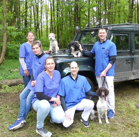 Praxisteam der Tierarztpraxis Wollny vor Landrover